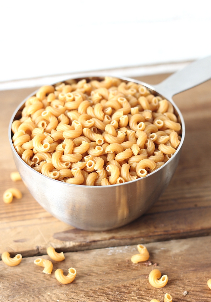 Roasted Cauliflower Mac & Cheese is a healthy meal the whole family will enjoy! This lighter version of the classic comfort food is a dinner idea you have to try!