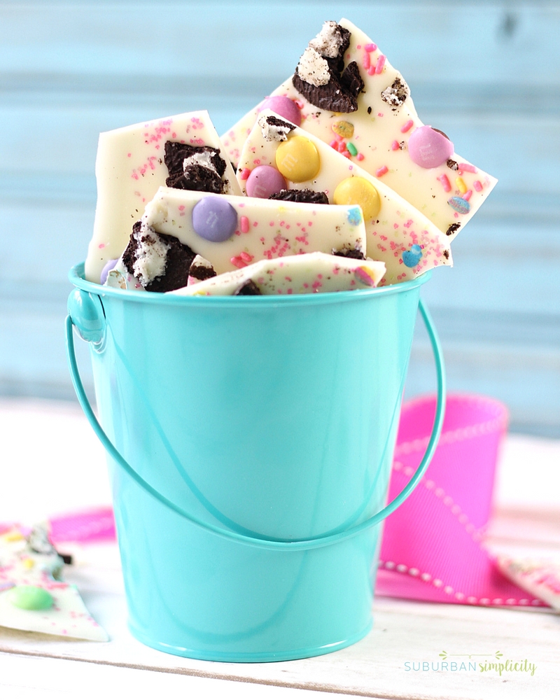 Make this easy and delicious Easter Oreo Bark in less than 5 minutes. It's simple and irresistible and great for Easter brunch!