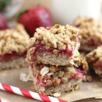 Easy Strawberry Oatmeal Bars filled with fresh strawberries and a delicious crumbly topping. A healthy breakfast or snack idea the whole family fall in love with!