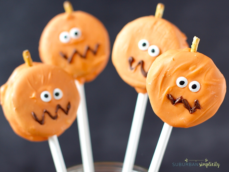 Looking for cute Oreo Halloween treats for your Halloween party? Try these super easy Oreo Pumpkin Pops! They’ll be the gobbled up before you know it! |Halloween Dessert Recipe