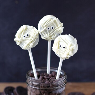 Looking for a cute Halloween treat idea for your Halloween party? Try these super easy Oreo Mummy Pops! They'll be the gobbled up before you know it! | Halloween Dessert Idea