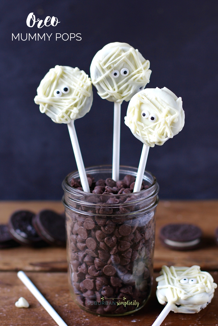 Looking for a cute Halloween treat idea for your Halloween party?  Try these super easy Oreo Mummy Pops! They'll be the gobbled up before you know it! | Halloween Dessert Idea