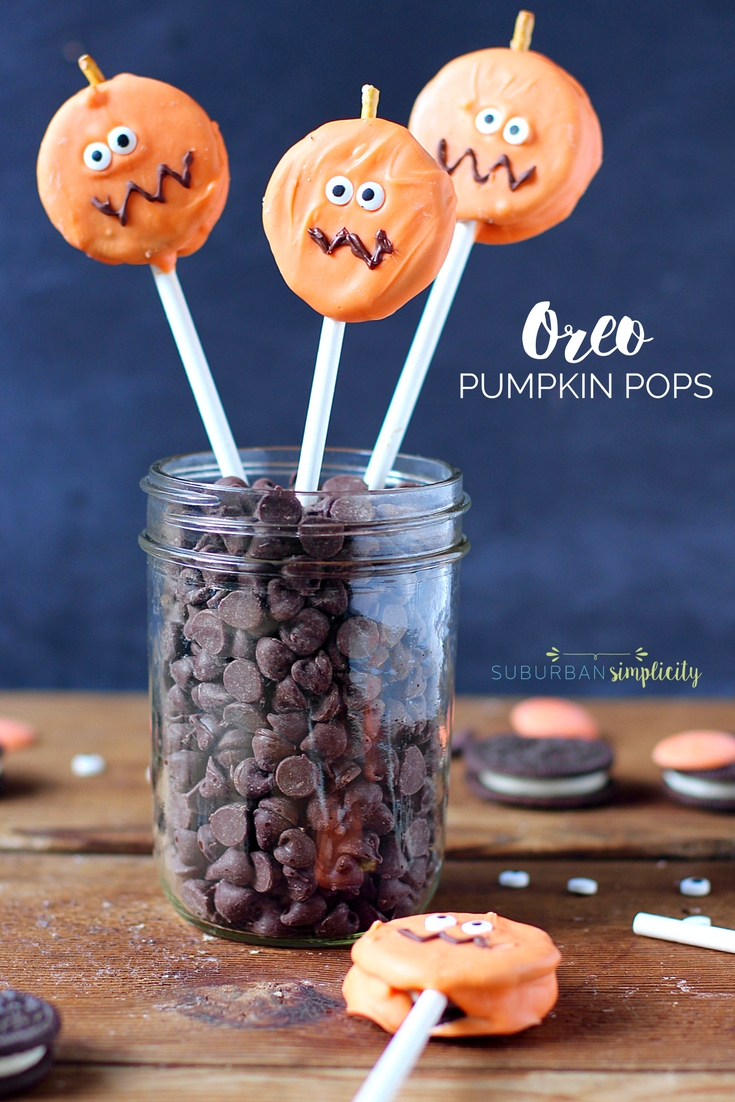 Looking for a cute Halloween treat idea for your Halloween party?  Try these super easy Oreo Pumpkin Pops! They’ll be the gobbled up before you know it! |Halloween Dessert Recipe