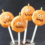 Looking for a cute Halloween treat idea for your Halloween party? Try these super easy Oreo Pumpkin Pops! They’ll be the gobbled up before you know it! |Halloween Dessert Recipe