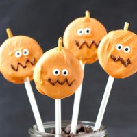 Looking for a cute Halloween treat idea for your Halloween party? Try these super easy Oreo Pumpkin Pops! They’ll be the gobbled up before you know it! |Halloween Dessert Recipe