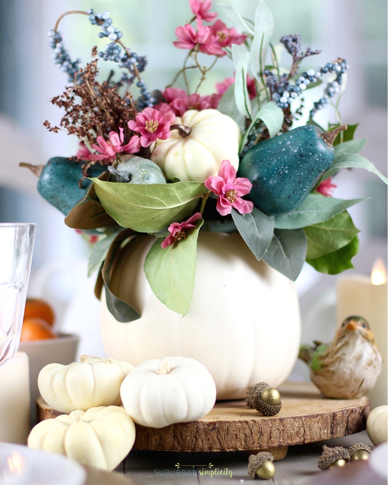 Inexpensive and easy Thanksgiving Table Decorations that you can customize for your home. Set a beautiful tabletop with these simple and stunning Thanksgiving DIY ideas! #Thankgivingdecor
