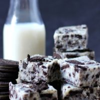 This amazing and easy Oreo Fudge is so creamy and dreamy, you'll absolutely love it! It's a simple Oreo cookie dessert idea no one can resist! #oreorecipe