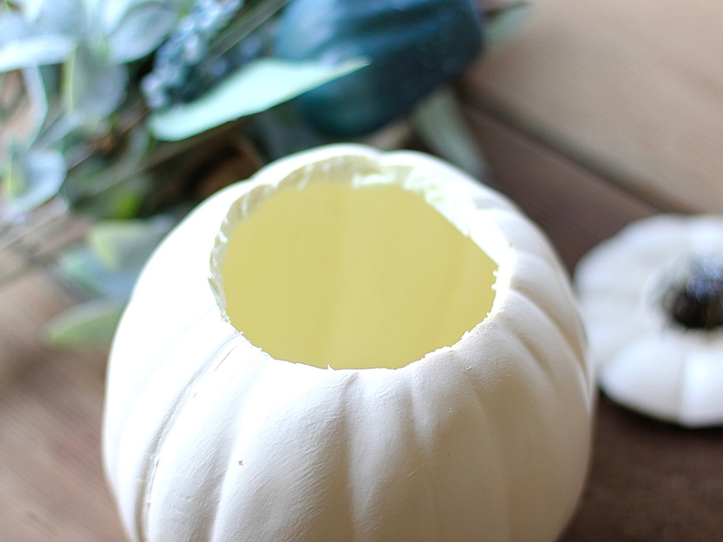 Inexpensive and easy Thanksgiving Table Decorations that you can customize for your home. Set a beautiful tabletop with these simple and stunning Thanksgiving DIY ideas! #Thankgivingdecor