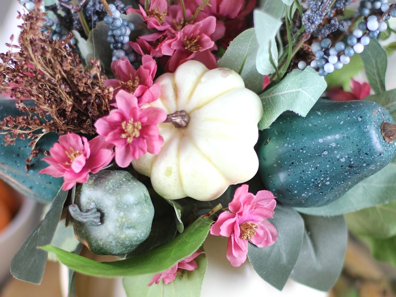 Inexpensive and easy Thanksgiving Table Decorations that you can customize for your home. Set a beautiful tabletop with these simple and stunning Thanksgiving DIY ideas! #Thankgivingdecor