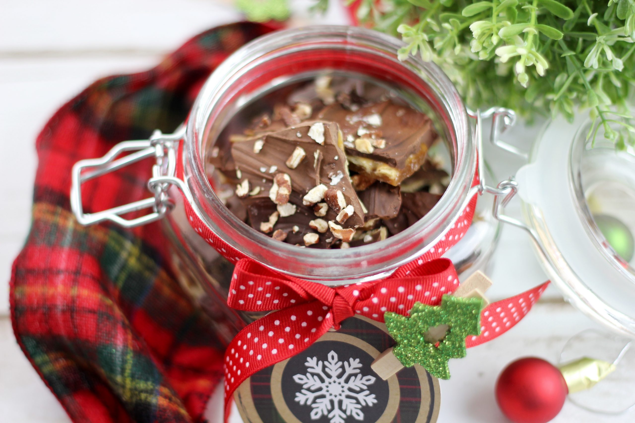 Try these amazing Christmas Crack Recipes that will have you coming back for more. The salty, sweet combo of this holiday candy idea is addictively good and easy to make!