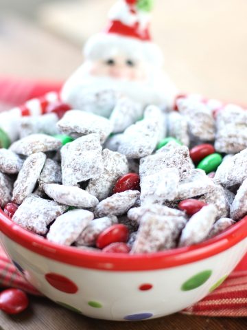 Reindeer Chow Muddy Buddies are the perfect holiday treat!  This easy Christmas Chex Puppy Chow is a must make for your holiday gatherings! #puppychow #christmasrecipe