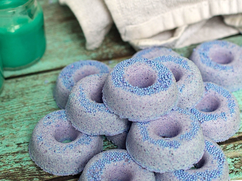 Fizzy Bath Bombs are such a relaxing treat!  They're easy and inexpensive to make for yourself to use in the bath or as give as gifts! 