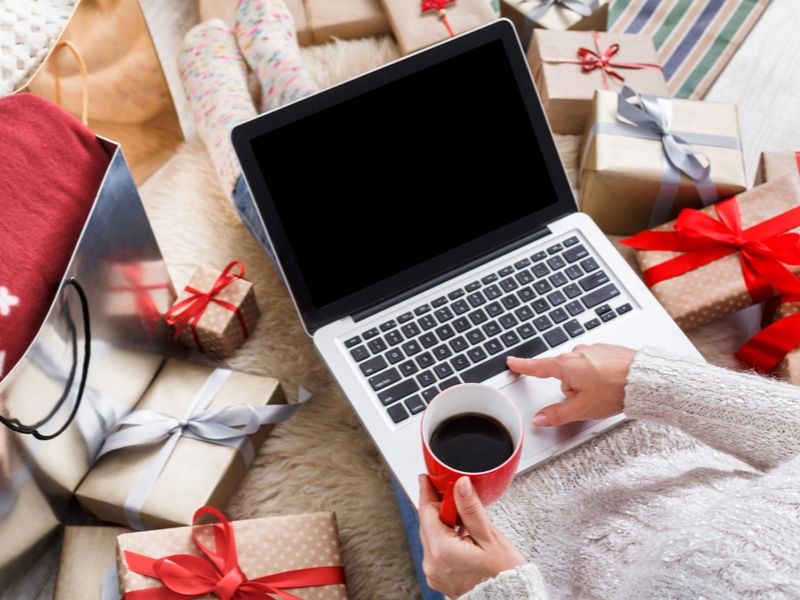Whether for Christmas, a Birthday, Mother's day or to celebrate motherhood, here are the Best Gifts for New Moms.