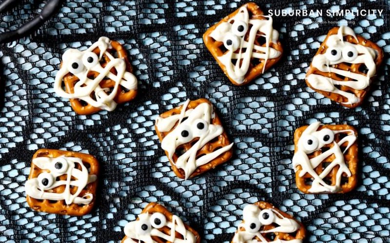 Here’s the easiest no-bake Halloween treat! You only need 3-ingredients to whip up these yummy, crowd-pleasing Mummy Pretzels.