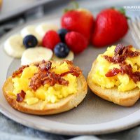 Make Easy Breakfast Pizza Bagels as a kid-friendly and mom-approved breakfast! Loaded with eggs and bacon and a great portable breakfast!
