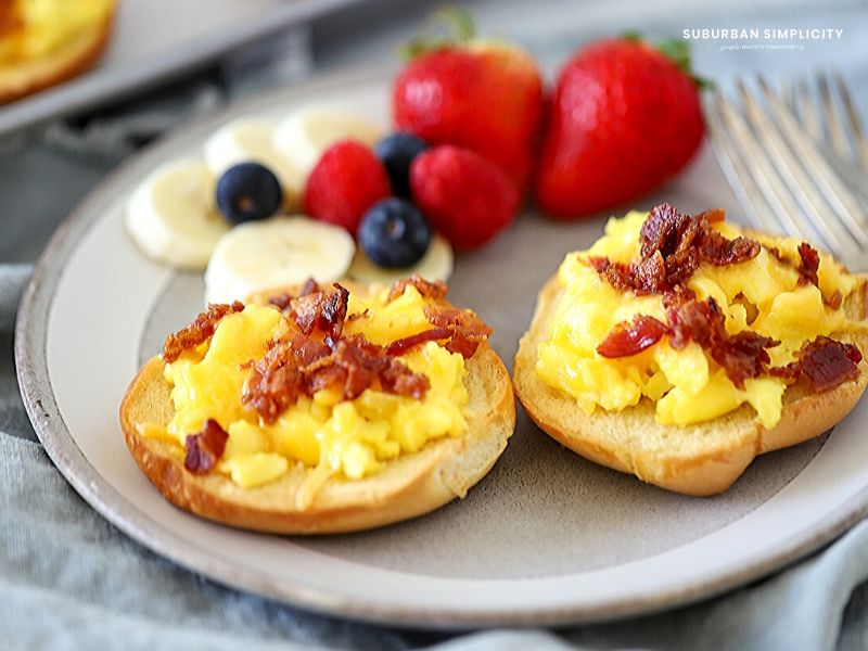 Make Easy Breakfast Pizza Bagels as a kid-friendly and mom-approved breakfast! Loaded with eggs and bacon and a great portable breakfast!