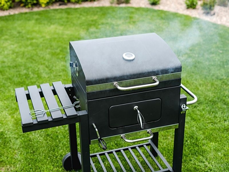 BBQ grill with lid closed