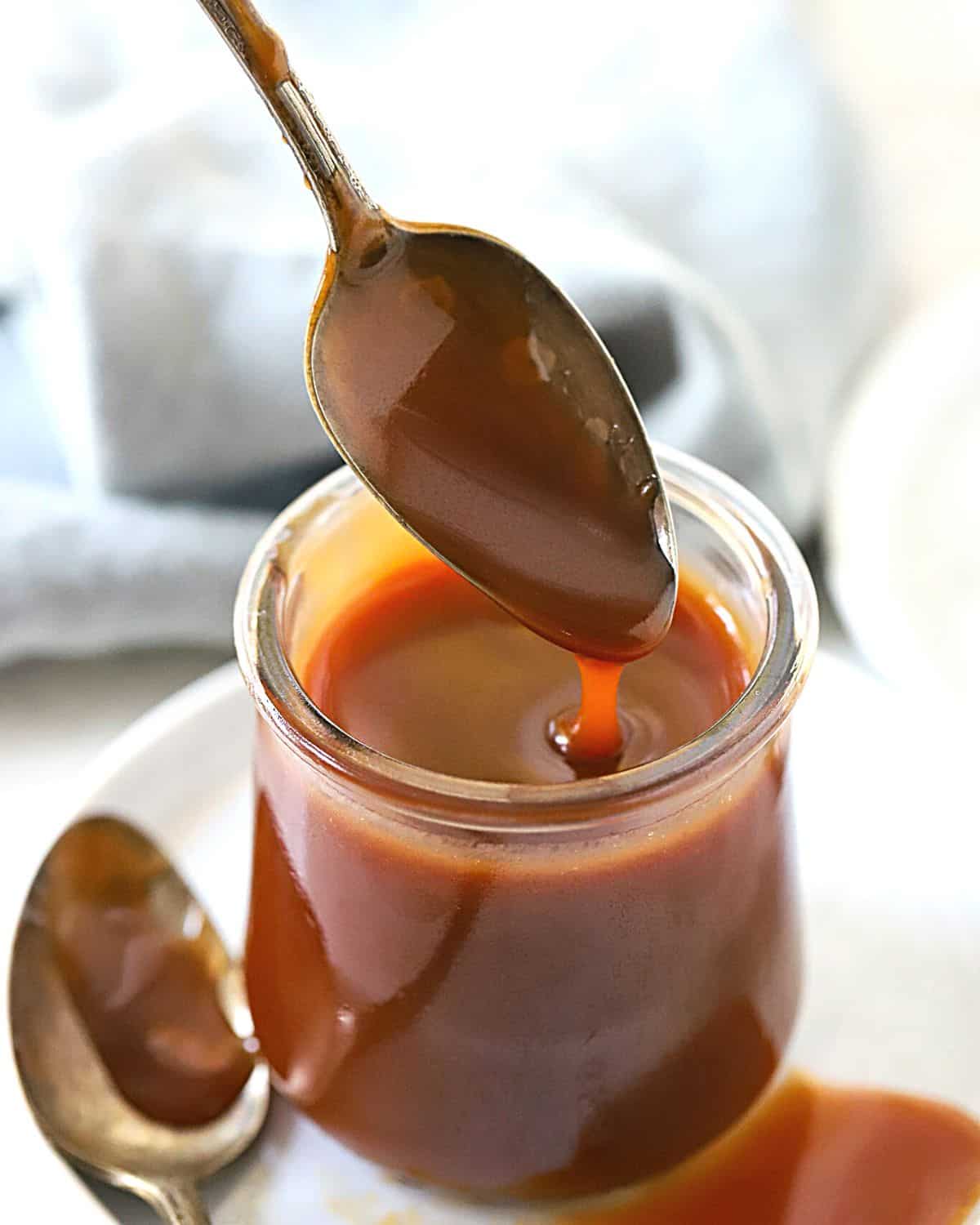 Caramel Macchiato Recipe (only 3 ingredients) - Fifteen Spatulas